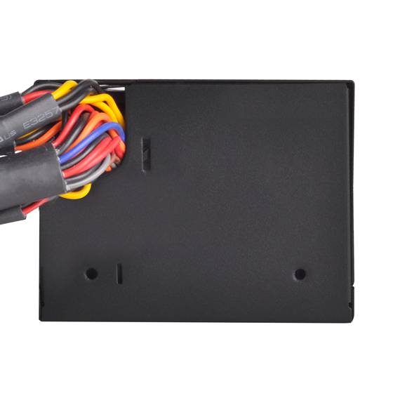 Schwarzes rechteckiges elektronisches Modul mit einem Bündel von mehrfarbigen Kabeln, die von der linken Seite auf weißem Hintergrund eindringen.