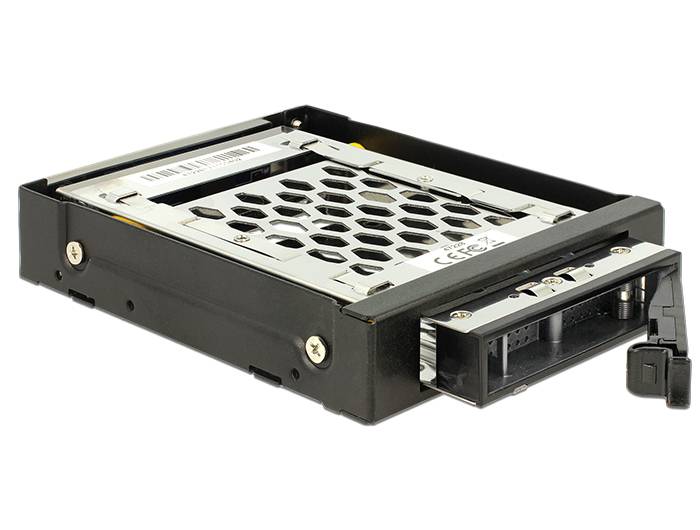 Metallische Computerfestplatte in einem schwarzen Montageschlitten mit belüftetem Deckel und vorderem Anschlussport, isoliert auf weißem Hintergrund dargestellt.