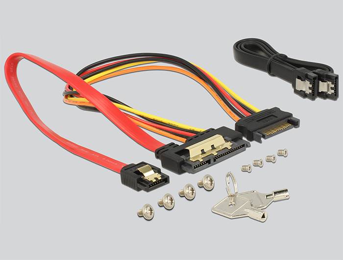 SATA-Daten- und Stromkabel-Set mit roten, schwarzen und orangefarbenen Drähten, zwei Anschlüssen, Befestigungsschrauben und einem metallenen Schlüsselsperrriegel auf grauem Hintergrund.