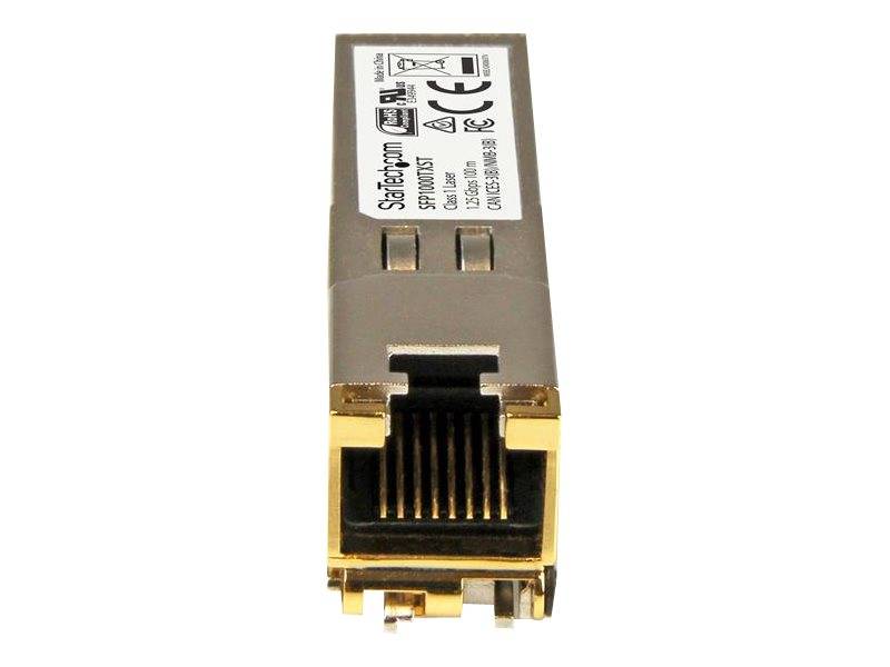 Nahaufnahme eines metallenen SFP-Netzwerk-Transceiver-Moduls mit RJ45-Ethernet-Anschluss und Etikett auf der Oberseite, vor weißem Hintergrund dargestellt.