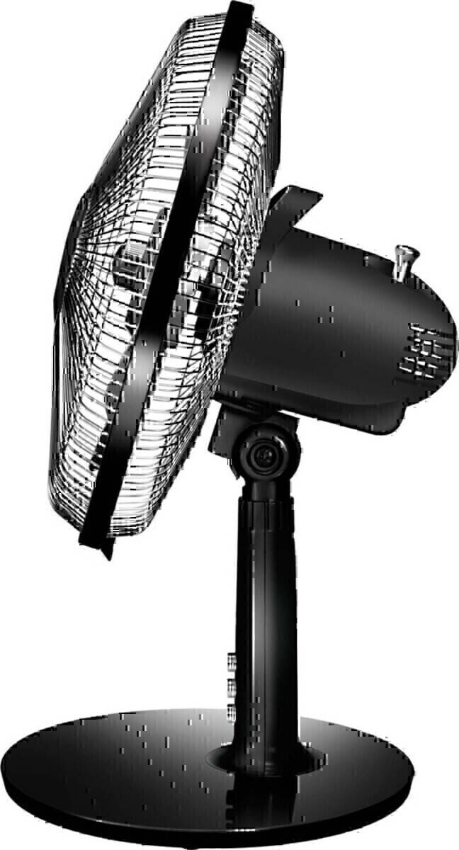 Eine Schwarz-Weiß-Nahaufnahme eines Ventilators mit schwarzem Gehäuse, einem schützenden Metallgitter und einem verstellbaren Ständer, der nach rechts geneigt ist.