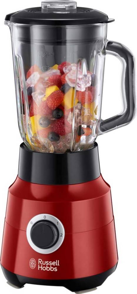 Ein roter Mixer, gefüllt mit verschiedenen Früchten, darunter Erdbeeren, Blaubeeren und Mangostücke, bereit zum Mixen.