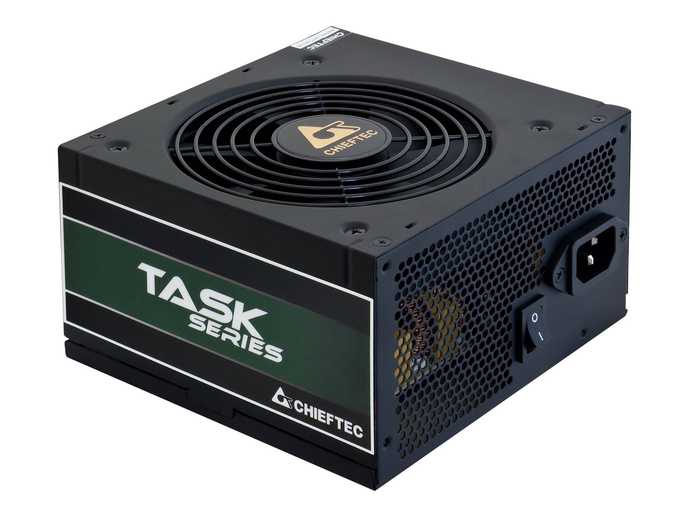 Ein schwarzes Chieftec Task Series Computernetzteil mit einem großen oberen Kühlventilator, Lüftungslöchern an der Seite und Stromstecker sowie Schalter auf der Rückseite.