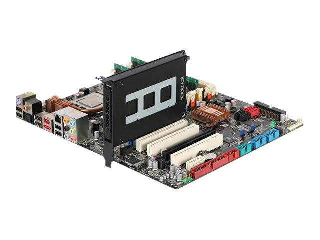 Ein Computerplatinen-Board mit einer installierten Grafikkarte, die Erweiterungssteckplätze, Anschlüsse und interne Komponenten auf weißem Hintergrund zeigt.