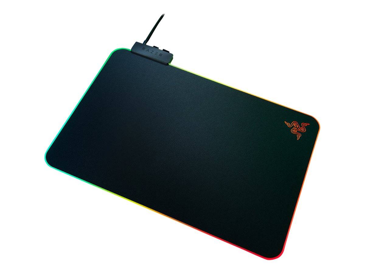 Eine schwarze rechteckige Gaming-Mousepad mit RGB-beleuchteten Kanten und einem angeschlossenen Kabel oben links.