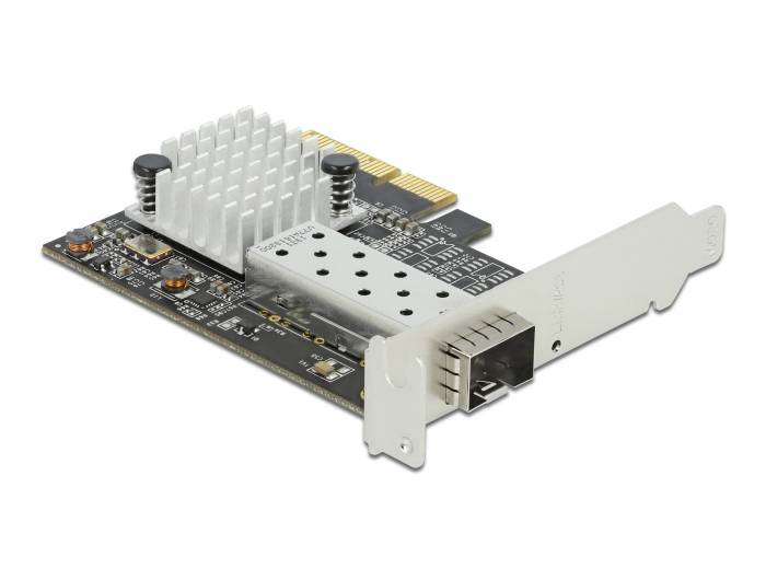 PCIe-Netzwerkschnittstellenkarte mit Ethernet-Anschluss, Metallhalterung und Kühlkörper auf weißem Hintergrund