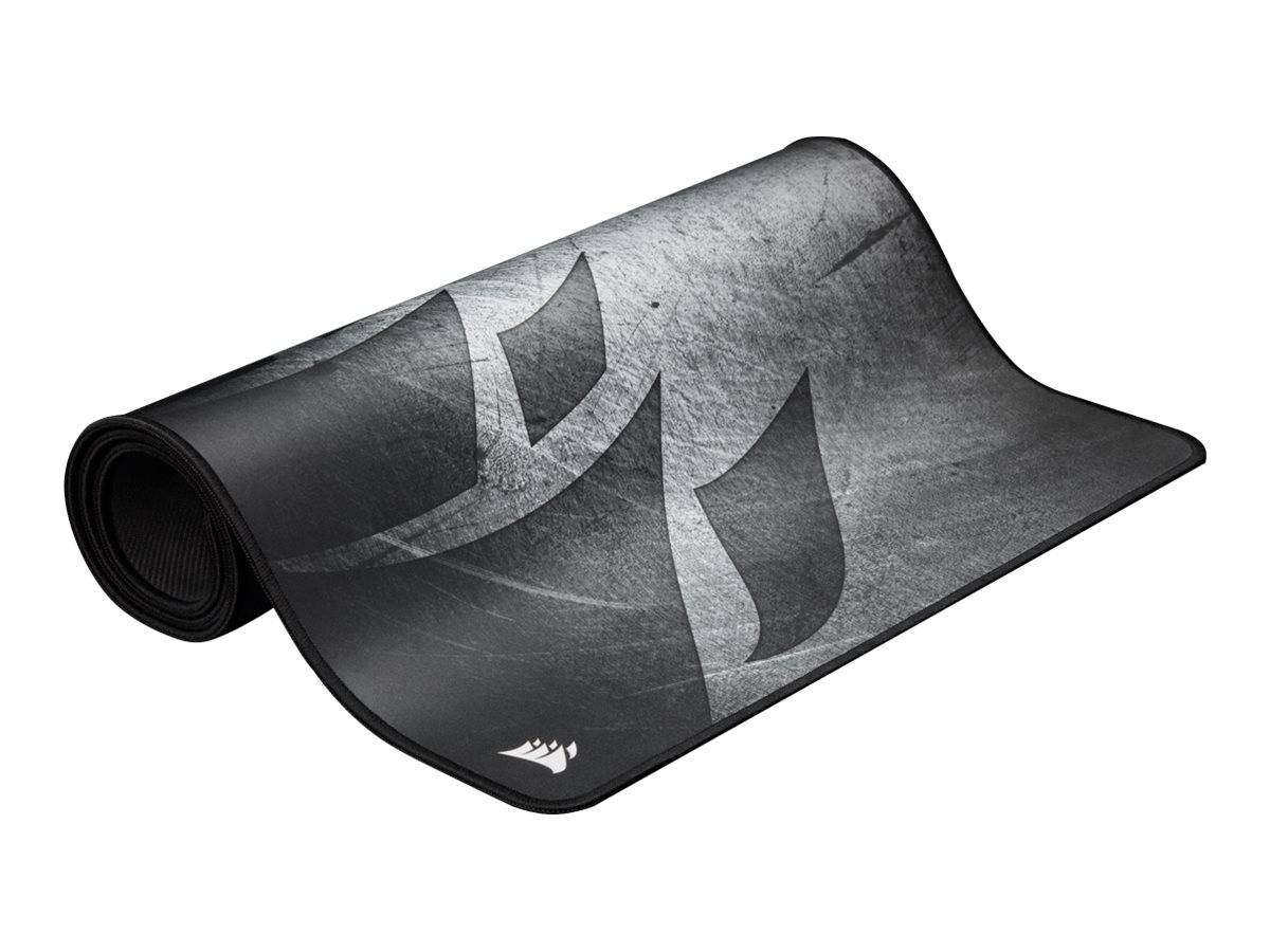 Aufgerollte schwarze Trainingsmatte mit strukturierter Oberfläche und subtlem weißem Logo auf weißem Hintergrund.