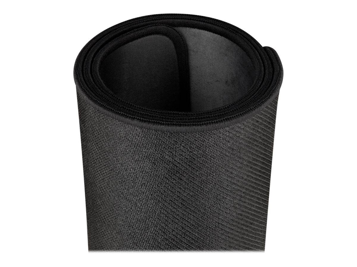 Schwarze strukturierte Neopren-Manschette, zu einem Zylinder aufgerollt, aufrecht auf weißem Hintergrund dargestellt.