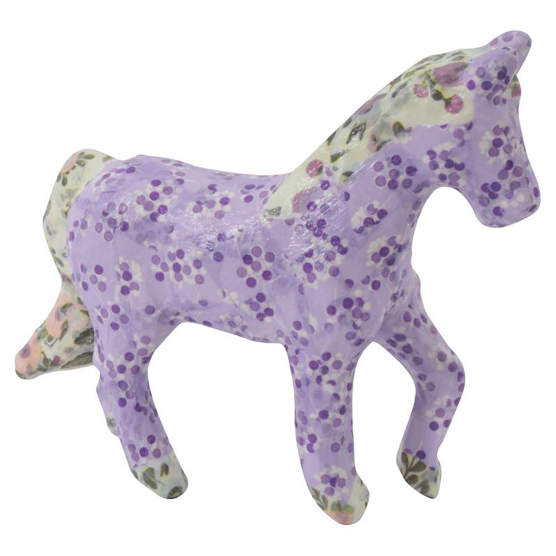 Eine kleine Pferdefigur aus Keramik, in Lavendelfarbe bemalt mit lila Flecken und Blumenmustern, aufrecht stehend.
