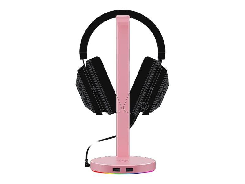 Schwarze Over-Ear-Kopfhörer auf einem rosafarbenen Ständer mit rundem Sockel und zwei USB-Anschlüssen, gezeigt vor weißem Hintergrund.