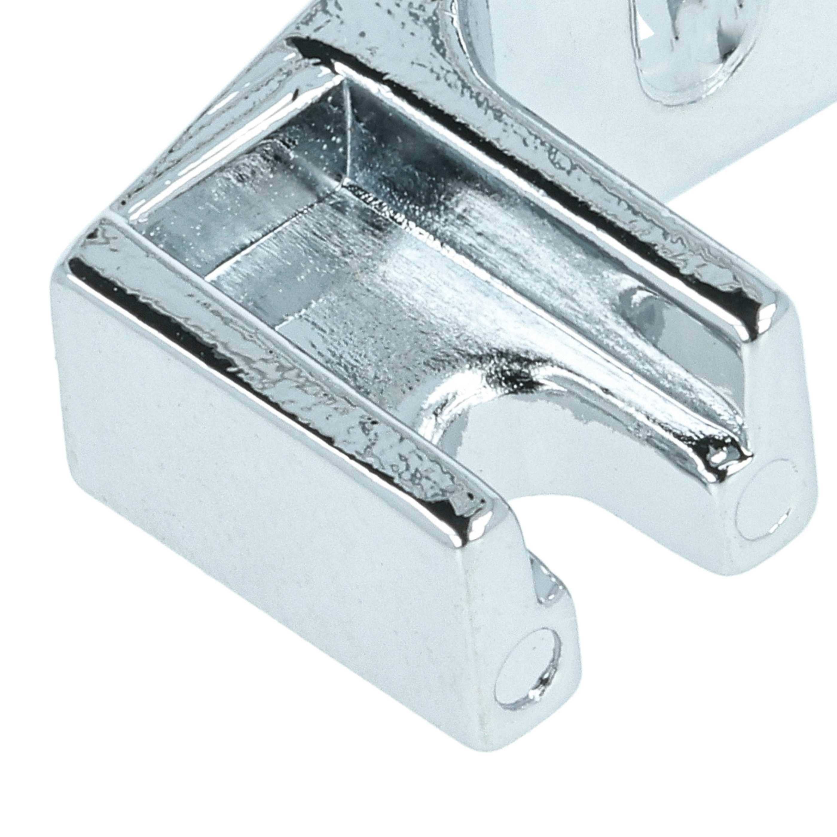 Ein glänzender, metallischer Nähfuß für eine Nähmaschine mit einer U-förmigen Nut, der dazu dient, den Stoff während des Nähens an Ort und Stelle zu halten.
