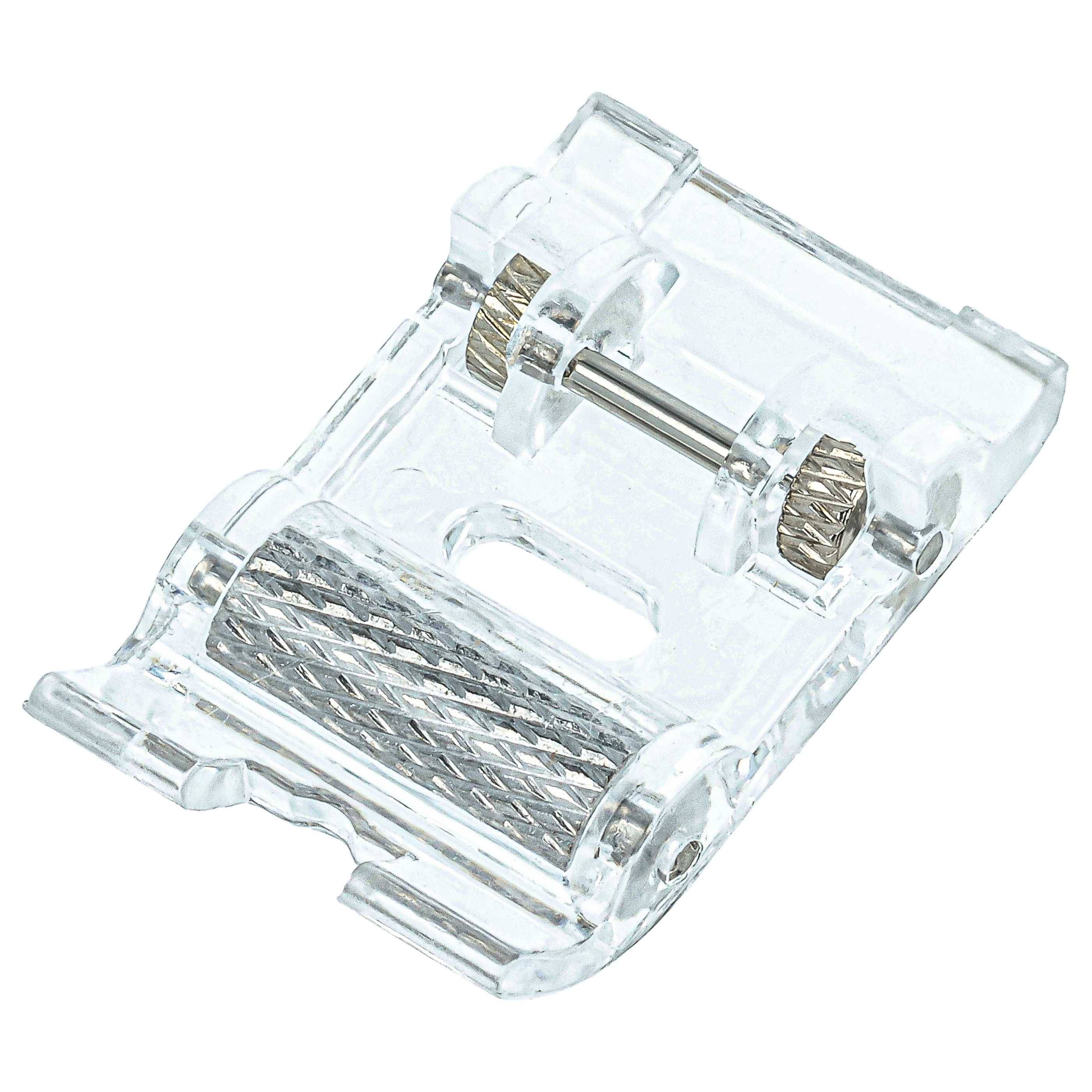 Ein klarer, transparenter Kunststoff-Rollerfuß-Nähmaschinenaufsatz mit Metallrollen, der für eine sanfte Stoffbewegung während Nähprojekten entwickelt wurde.