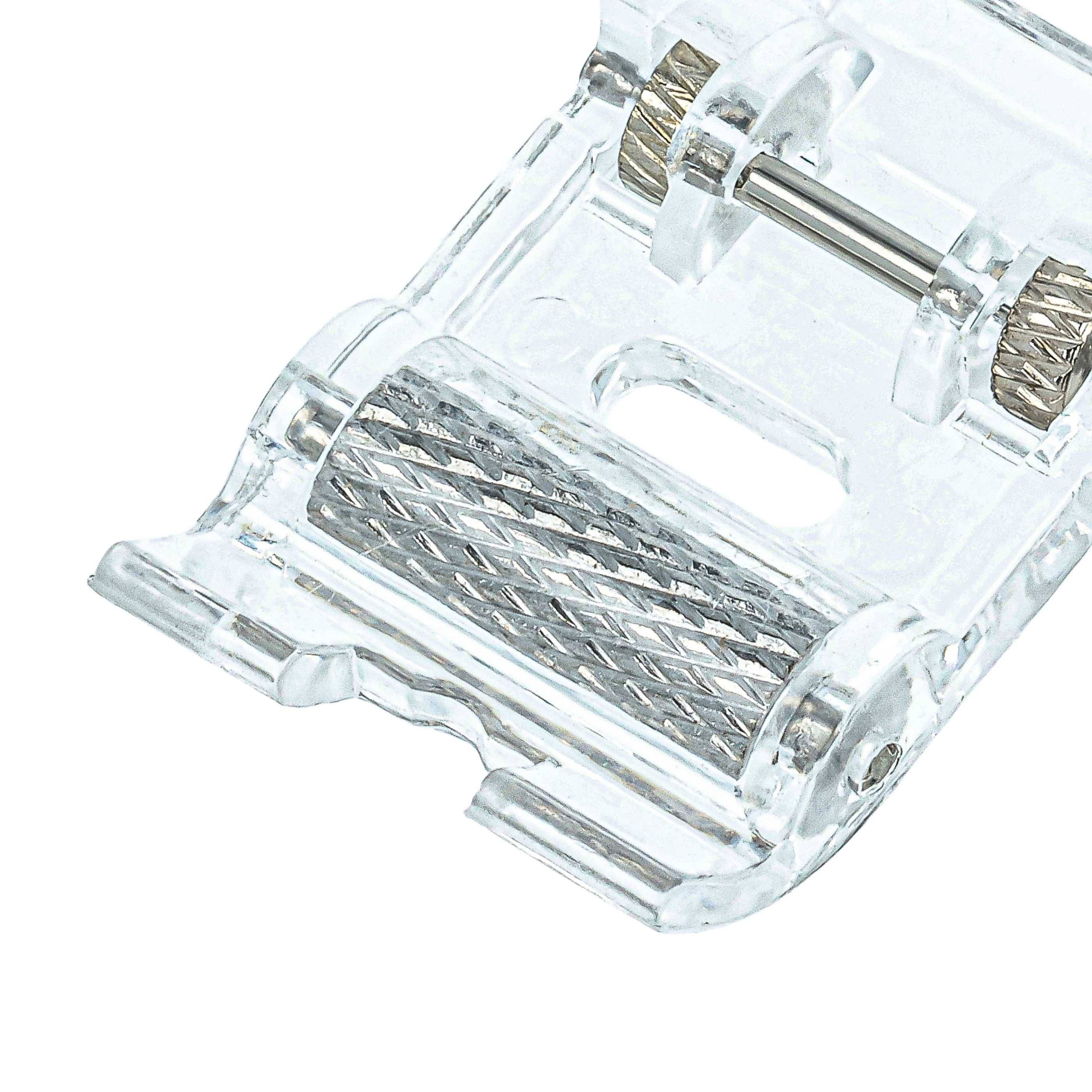 Eine Nahaufnahme eines durchsichtigen Kunststoff-Nähmaschinen-Pressfußes mit einer strukturierten Walze, der zum sanften Führen von Stoff während des Nähens verwendet wird.