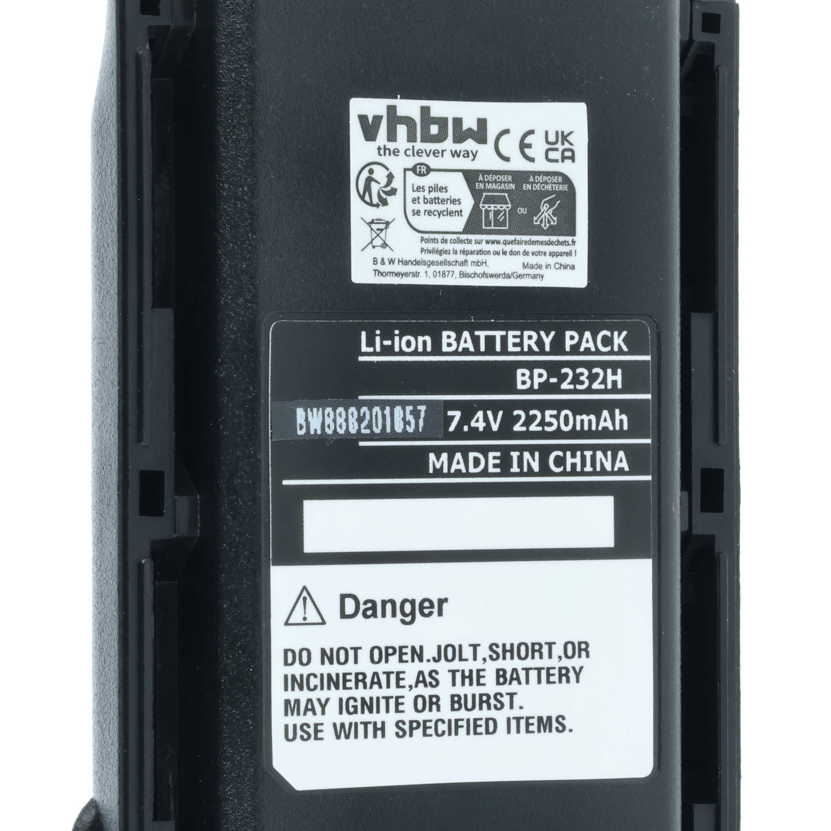 Eine schwarze Lithium-Ionen-Batterie mit einem Etikett, das 'vhbw', CE- und UKCA-Zeichen, 7,4V 2250mAh, Made in China und 'Gefahr'-Warnhinweise zeigt.