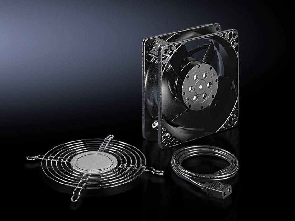 Ein schwarzer Kühlventilator mit einem Metallgitter und einem Netzkabel, auf einer dunklen Oberfläche platziert, wobei seine Komponenten und sein Design hervorgehoben werden.