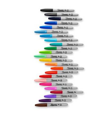 Reihen von Sharpie-Markern in einem gebogenen Stapel angeordnet, die ein Spektrum von Verschlussfarben von Schwarz und Blau über Grün, Gelb, Rot, Violett bis Braun zeigen.