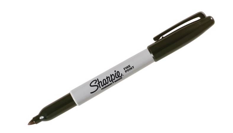 Schwarzer Sharpie-Marker mit feiner Spitze für dauerhafte Markierung auf weißem Hintergrund, diagonal angeordnet mit aufgesetzter Kappe auf der Rückseite.