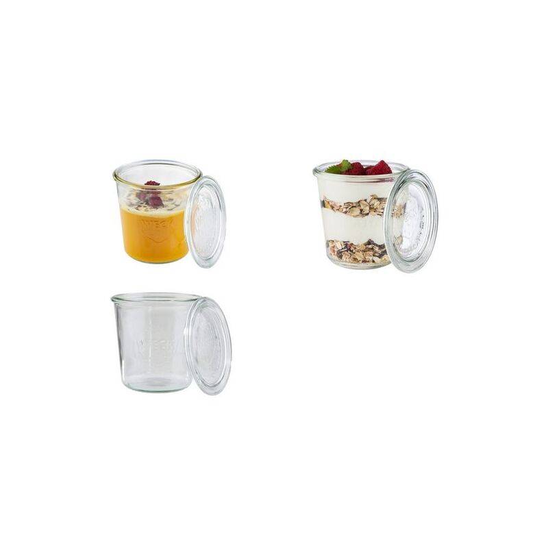 Drei transparente Glasgläser mit Deckeln: eines mit Orangendessert, eines mit geschichteten Joghurt und Granola, und eines leer.