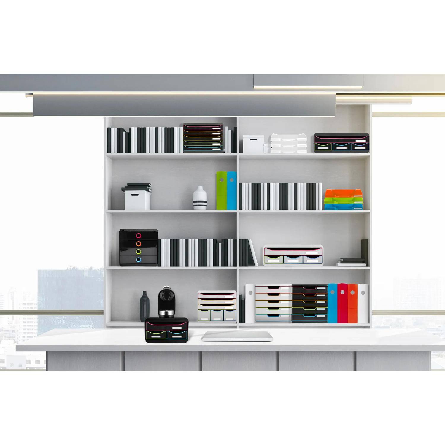 An der Wand montierte Büroregale, gefüllt mit ordentlich angeordneten Ordnern, Aktenordnern und Ablageschalen über einem Schreibtisch in einem hellen modernen Arbeitsbereich.