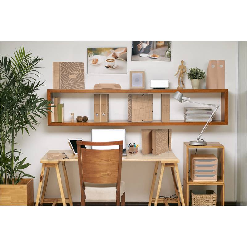 Ein aufgeräumtes Home Office mit einem Holzschreibtisch, Stuhl, Laptop, Schreibtischlampe und Regalen, auf denen Bücher und Dekorationsgegenstände stehen. Eine Topfpflanze befindet sich neben dem Schreibtisch.