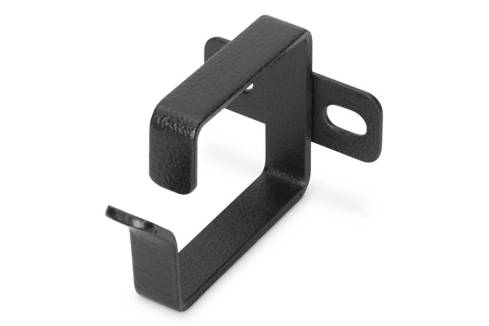 Eine schwarze Metallhalterung mit zwei Löchern zur Befestigung. Sie hat eine U-förmige Konstruktion mit leicht versetzten Armen und einer rechteckigen Basis.