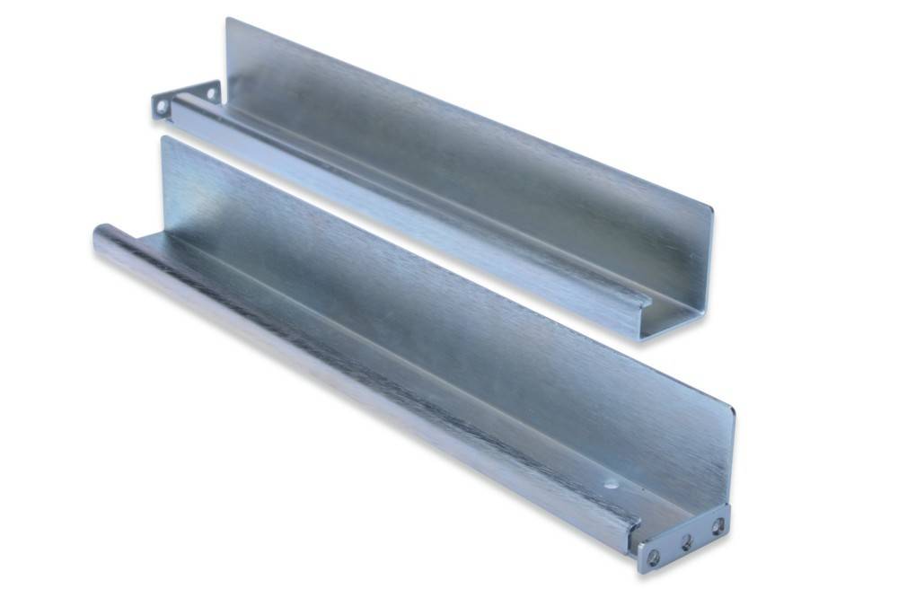 Stahlhalterungen auf weißem Hintergrund, die zur Befestigung oder Unterstützung verwendet werden. Jede Halterung hat eine flache Basis mit senkrechten Seitenkanten.