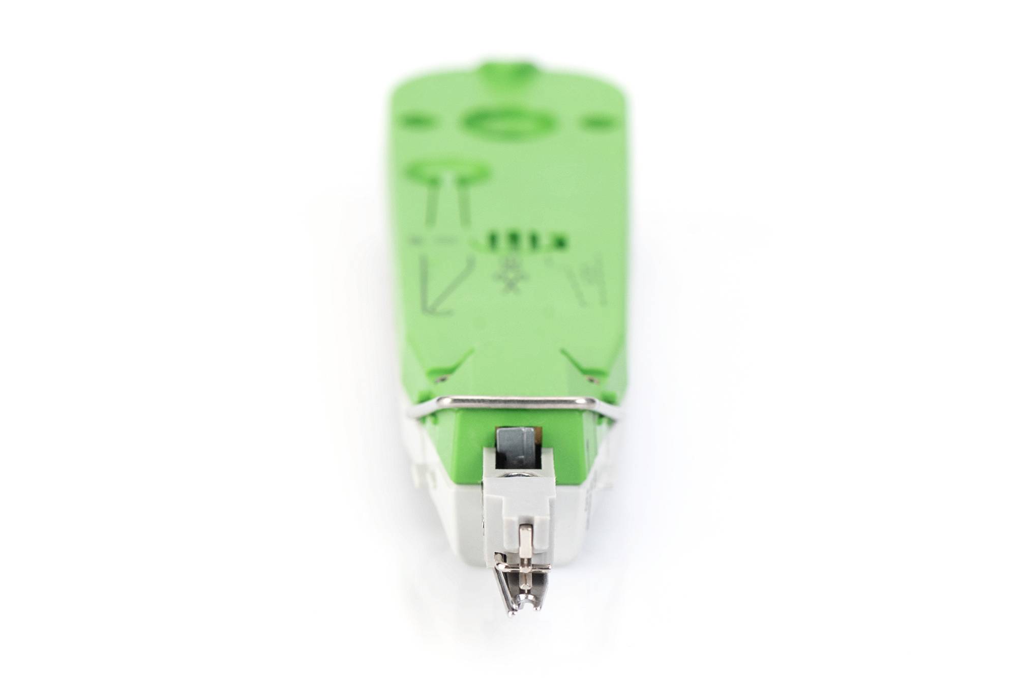 Grüne elektrische Heftpistole oder Tacker von vorne auf weißem Hintergrund gezeigt.