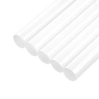 Fünf weiße zylindrische Stäbe oder Rohre diagonal auf weißem Hintergrund angeordnet.