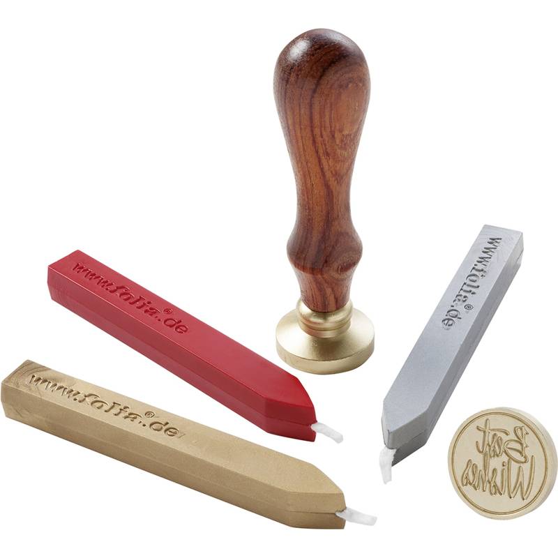 Drei Wachssiegel-Stangen in Rot, Grau und Gold mit einem Holzgriff-Stempel und einem Goldsiegel-Abdruck, gezeigt auf weißem Hintergrund.
