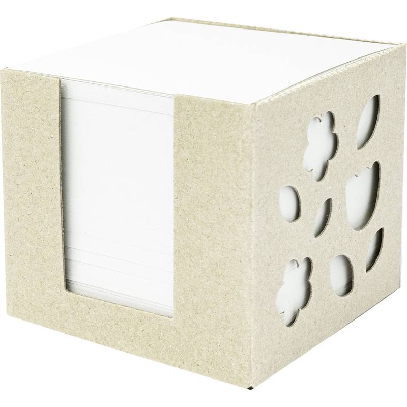 Eine braune Pappschachtel mit Blumenausschnitten enthält einen Stapel weißer Papierblätter, was auf eine Lager- oder Organisationsfunktion hindeutet.