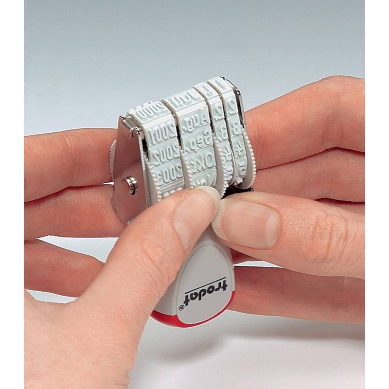 Hände, die einen Datumsstempel mit rotierenden Bändern einstellen, die Zahlen und Monate zeigen und die Funktion des Werkzeugs zur Datumseinstellung veranschaulichen.