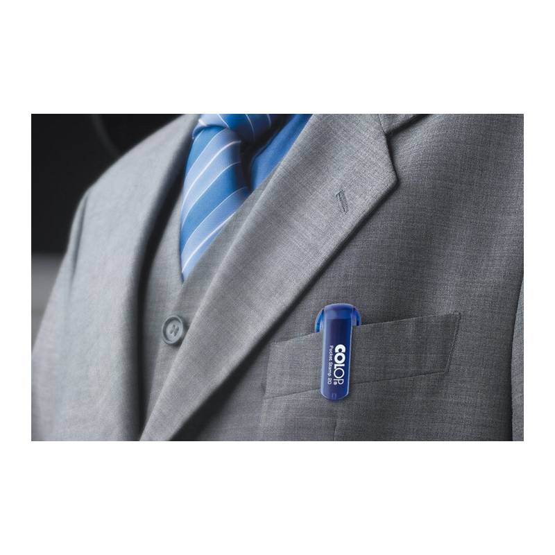 Ein Anzug mit einer blauen Krawatte ist zu sehen, mit einem blauen Stift, der an der Tasche des Jacketts befestigt ist.