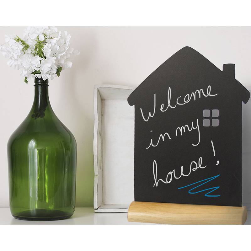 Eine Tafel in Hausform mit der Aufschrift 