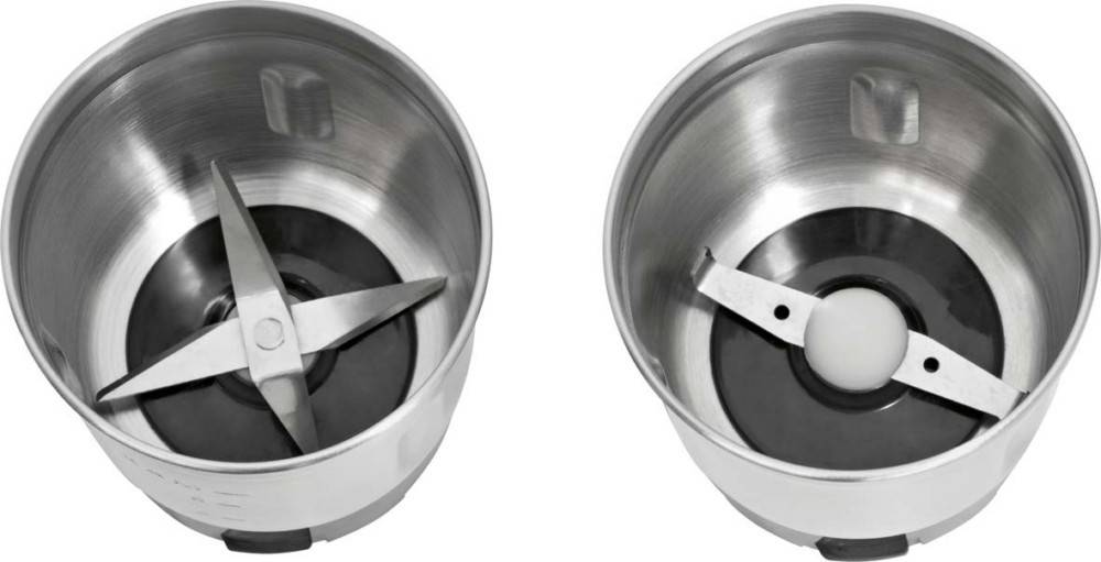 Zwei Edelstahl-Mixer-Grinder-Behälter mit scharfen Klingen, von oben betrachtet. Die Behälter sind geöffnet und zeigen ihre Innenkomponenten.