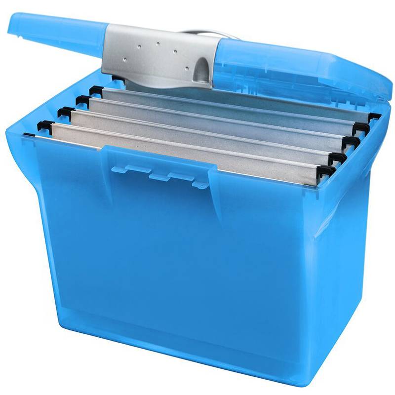 Blaue Plastikbox mit einem silbernen Griff, die Metallordner enthält. Der Deckel ist geöffnet und gibt den Blick auf ordentlich angeordnete Akten frei.