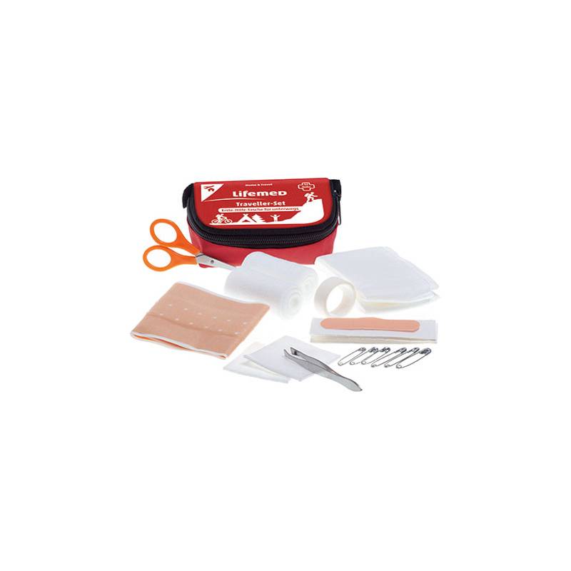 Erste-Hilfe-Set-Inhalt: rote Tasche, orangefarbene Schere, Verbände, Mullbinden, Rolle Pflaster, Sicherheitsnadeln und Pinzette, auf einer weißen Oberfläche ausgelegt.