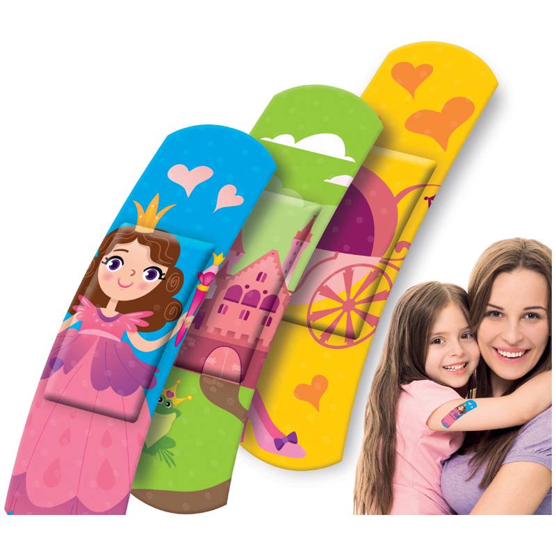 Drei bunte Pflaster mit Prinzessin- und Schlossdesigns. Eine lächelnde Frau und ein Kind sind fröhlich, wobei das Kind ein Pflaster trägt.