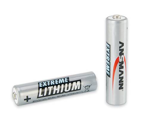 Zwei silberne Ansmann Extreme Lithiumbatterien, eine horizontal liegend und eine aufrecht stehend auf weißem Hintergrund.