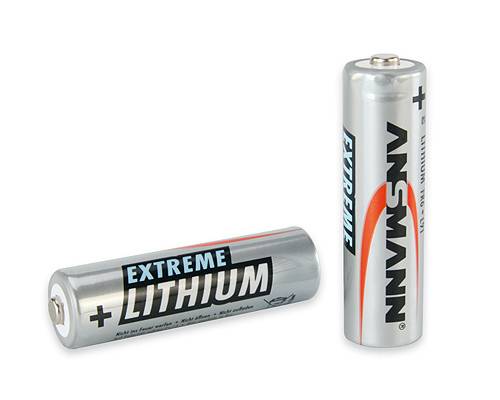 Zwei silberne Ansmann Extreme Lithium Batterien auf weißem Hintergrund, eine liegt horizontal und eine steht aufrecht.