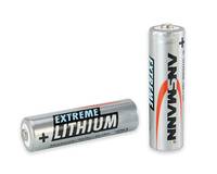 Zwei Silber-AA-Batterien, eine aufrecht stehend und eine auf der Seite liegend, mit den Aufschriften „NANSMAN