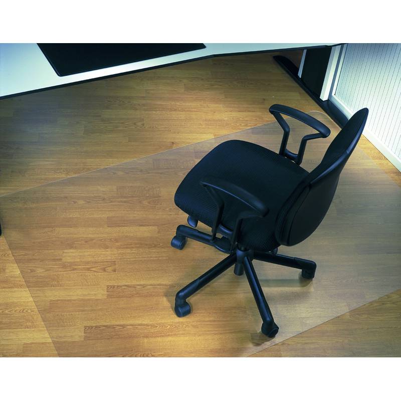 Ein Bürostuhl auf einem Holzboden, teilweise auf einer transparenten Plastikmatte unter einem Schreibtisch, was einen Arbeitsbereich andeutet.