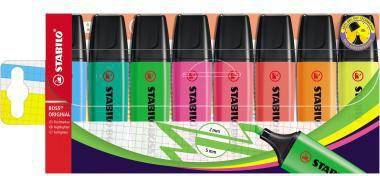 Sortierte Stabilo Boss Textmarker in mehreren Farben in der Verpackung angezeigt, mit einem einzelnen grünen Textmarker vorne gezeigt.