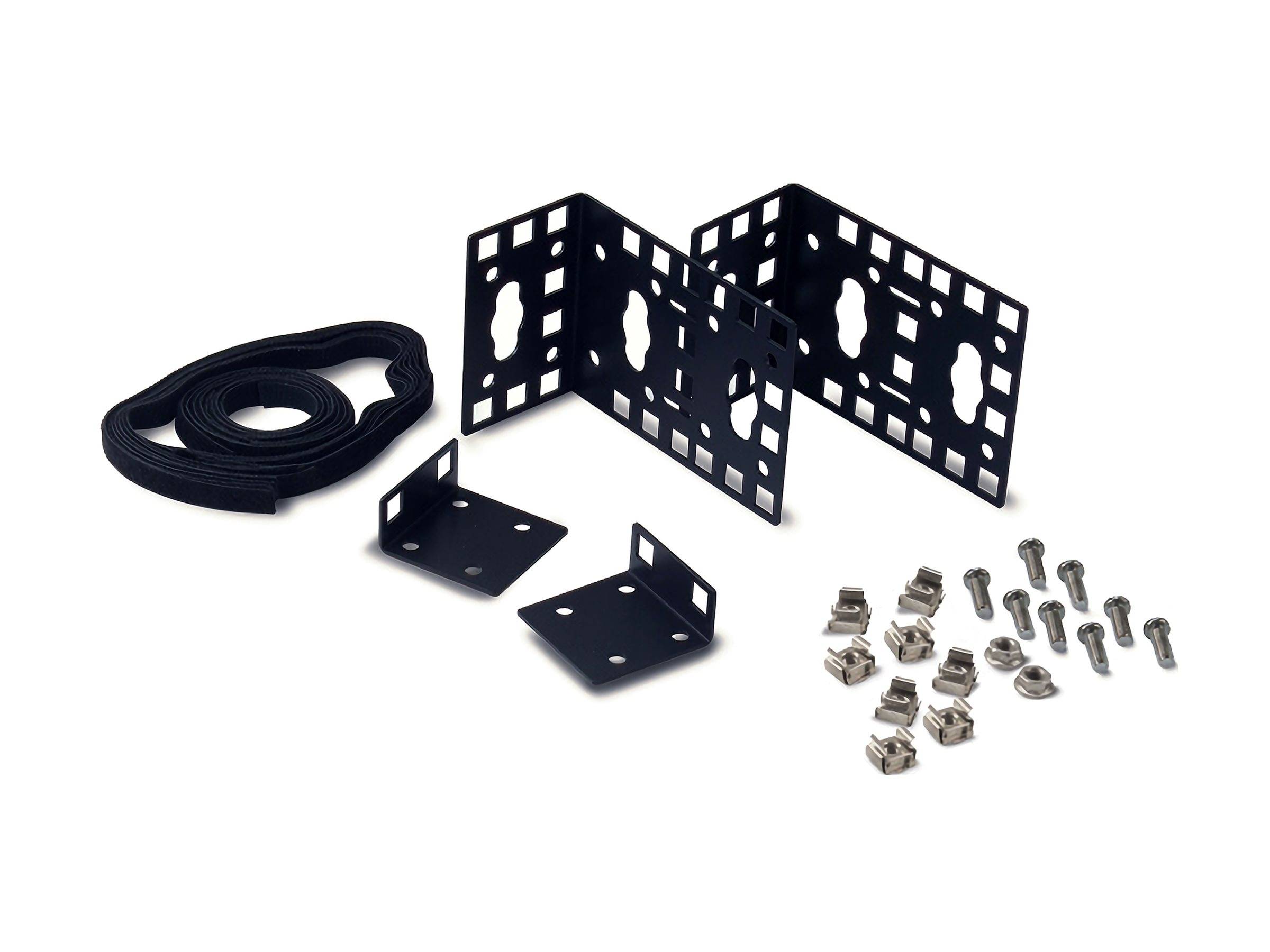 Schwarzes Metall-Montageklammerkit mit zwei klappbaren perforierten Klammern, einem Gurt und verschiedenen Schrauben und Muttern auf weißem Hintergrund.