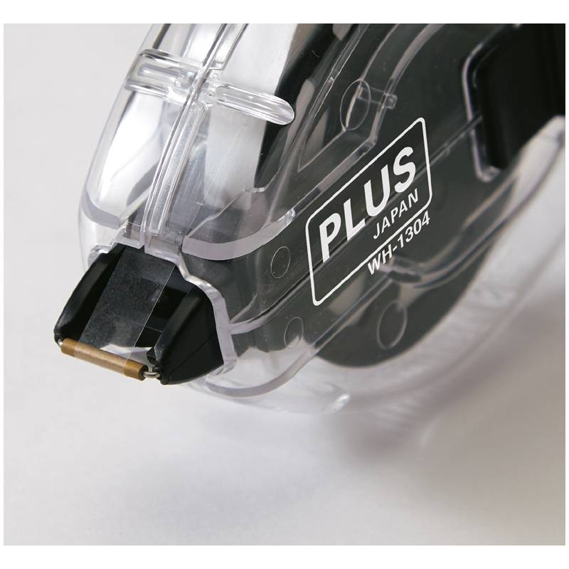 Eine Nahaufnahme eines transparenten Korrekturbanddispensers mit der Beschriftung 