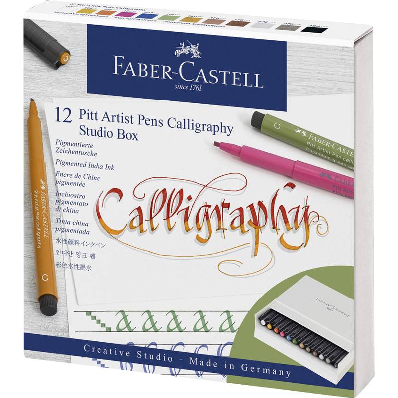 Faber-Castell Pitt Artist Pens Calligraphy Studio Box' mit 12 pigmentierten Indien-Tuschezeichenstiften in verschiedenen Farben mit Kalligrafie-Designs.
