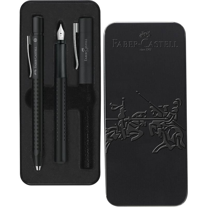 Faber-Castell Schwarzes Stift-Set mit geprägtem Logo und Ritterdesign auf dem Metallboxdeckel. Enthält zwei Kugelschreiber und einen Füller.