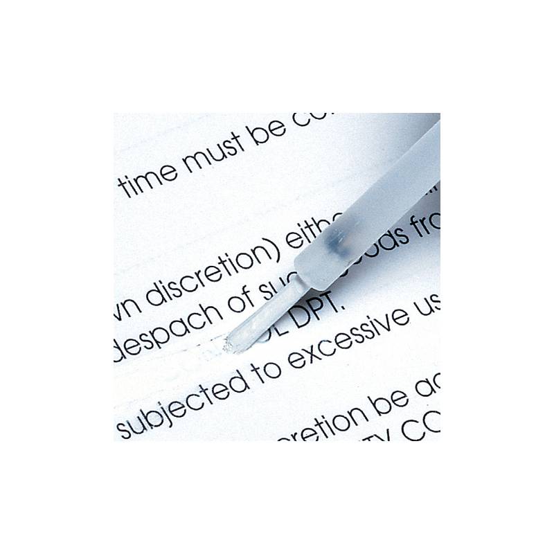 Ein Pinsel, der weißen Korrekturfluid über gedruckten Text auf Papier aufträgt und damit einen Fehler korrigiert.