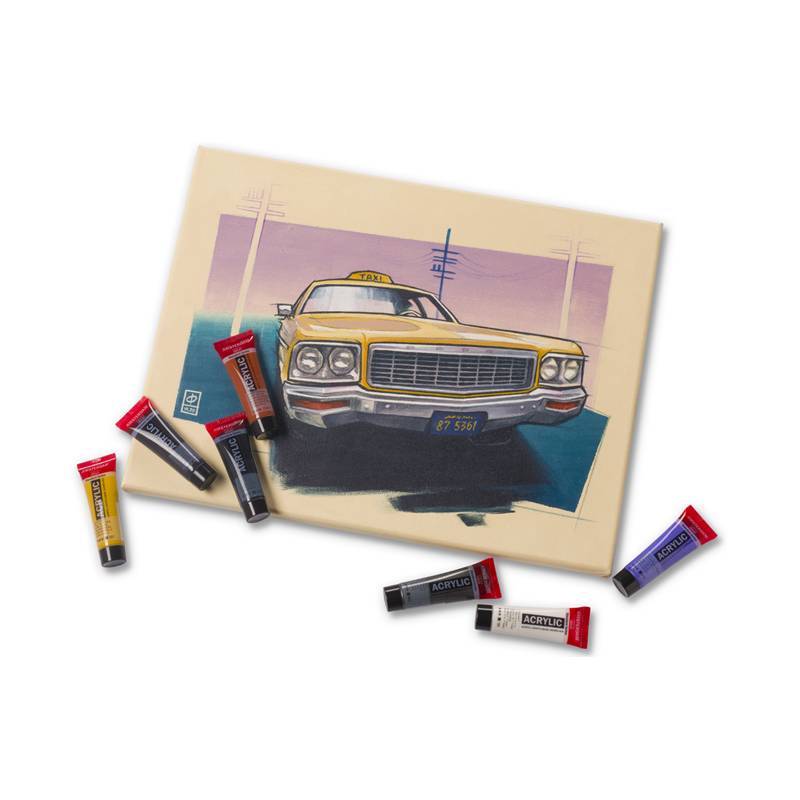 Ein Gemälde eines Vintage-Gelbtaxis ist auf einer Leinwand zu sehen, umgeben von sieben bunten Tuben Acrylfarbe, die einen Kunstschaffensprozess hervorheben.