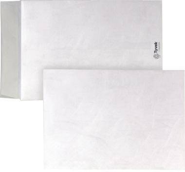 Zwei sich überlappende weiße Tyvek-Versandhüllen oder Dokumentenhüllen auf einem einfachen Hintergrund.