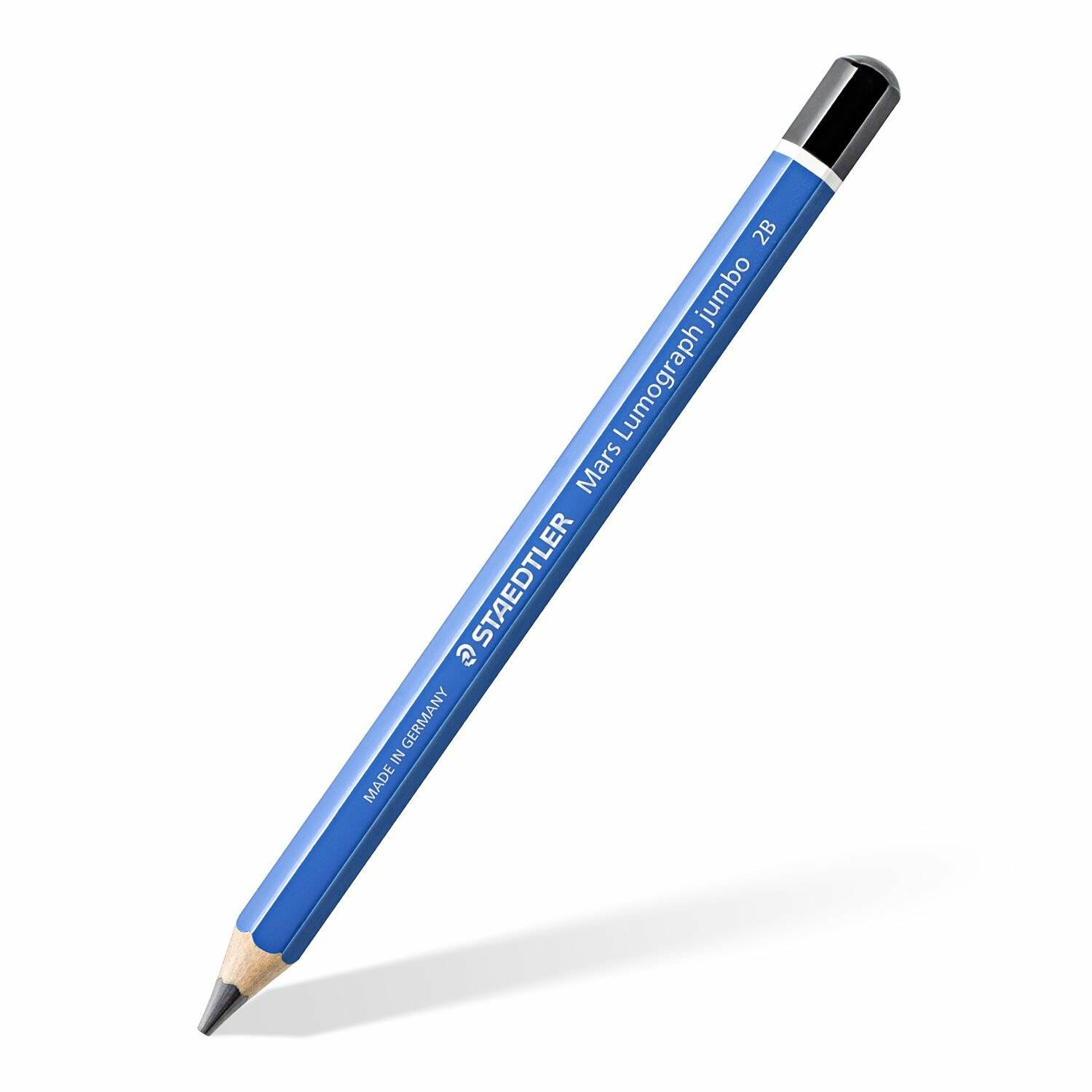 Blauer Staedtler Mars Lumograph Jumbo 2B-Bleistift mit schwarzer Kappe, auf weißem Hintergrund abgebildet.